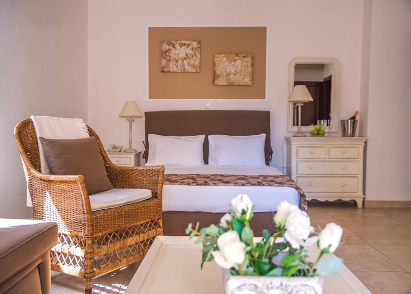 Double Room with Pool View image 3