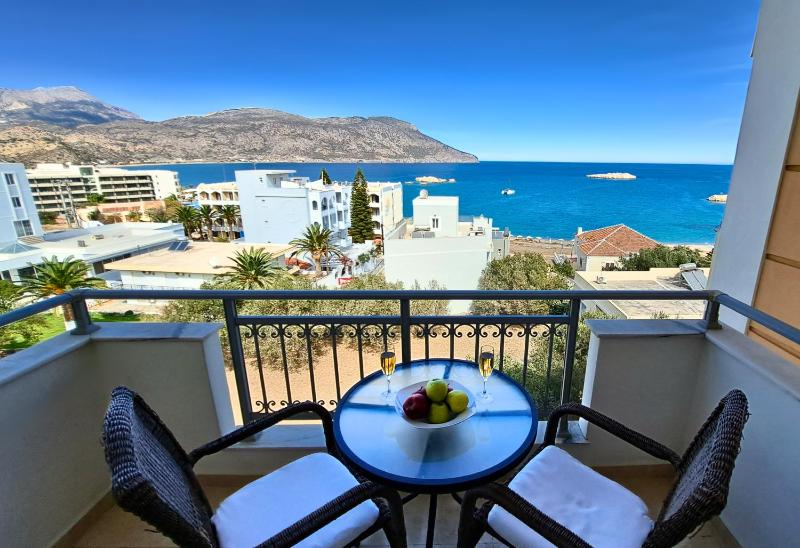 Double Room with Sea View image 4