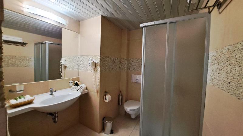 Double Room with Sea View image 2