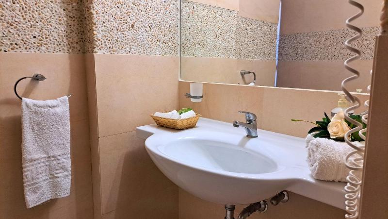 Double Room with Sea View image 3
