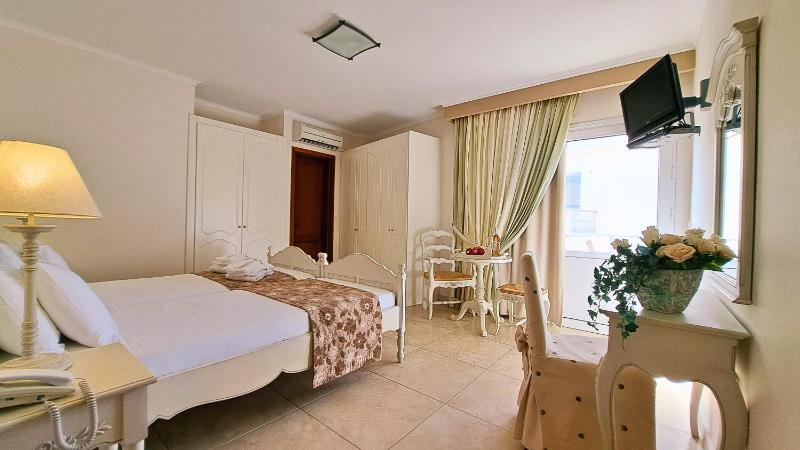 Twin Room with Pool View image 3