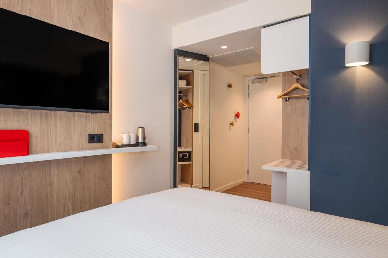 Standard King Room image 4