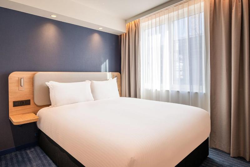 Standard Queen Room with Sofa Bed - Non-Smoking image 1