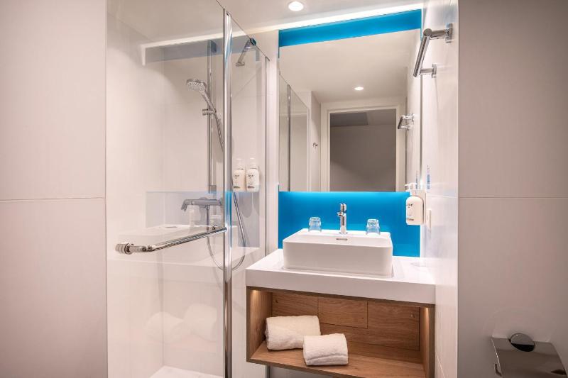 Standard Queen Room image 3