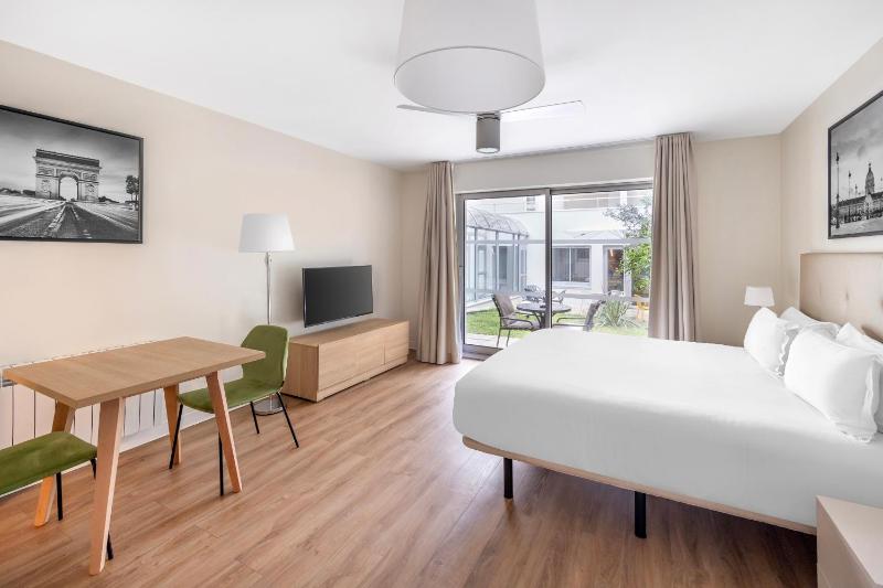 Studio Apartment image 4