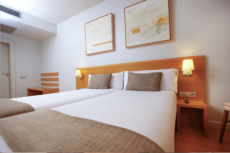 Twin Room image 3