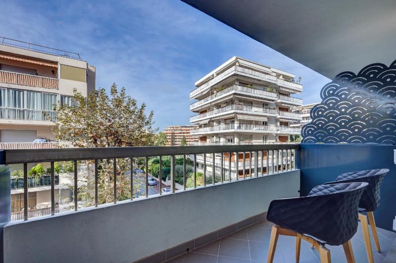 Double Room with Balcony image 3