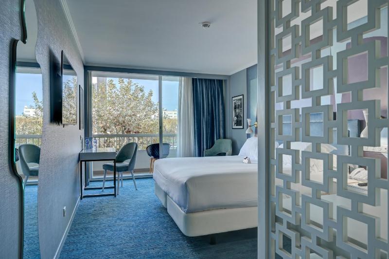 Double Room with Balcony image 4