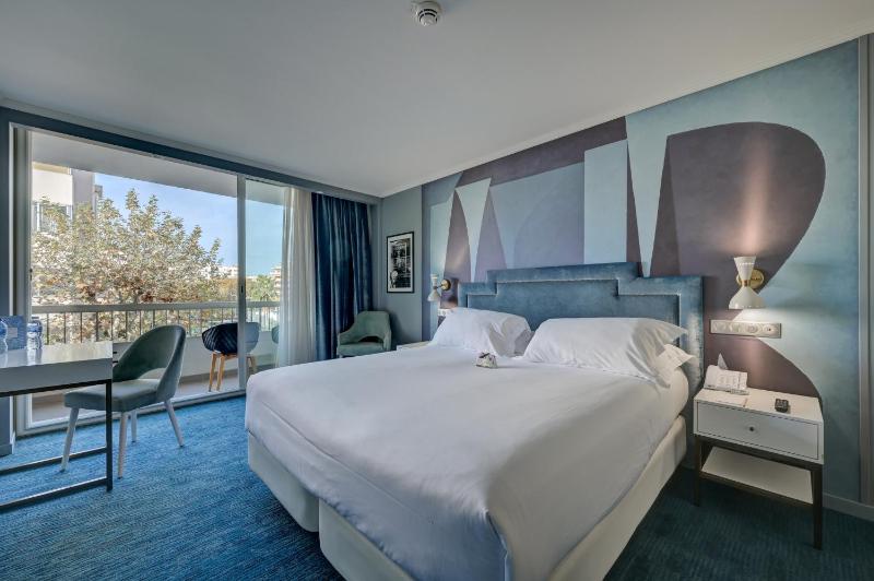 Double Room with Balcony image 1