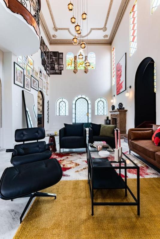 Artistic Haven in Roma Norte with Outdoor Dining - image 1