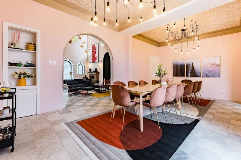 Artistic Haven in Roma Norte with Outdoor Dining - image 5
