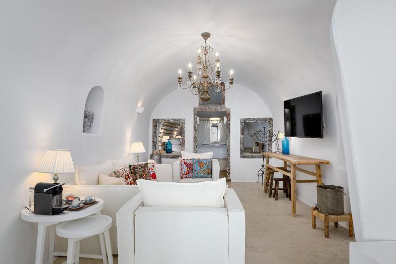 Iconic Suite with Sea View and both Indoor & Outdoor Jetted Plunge Pools image 2