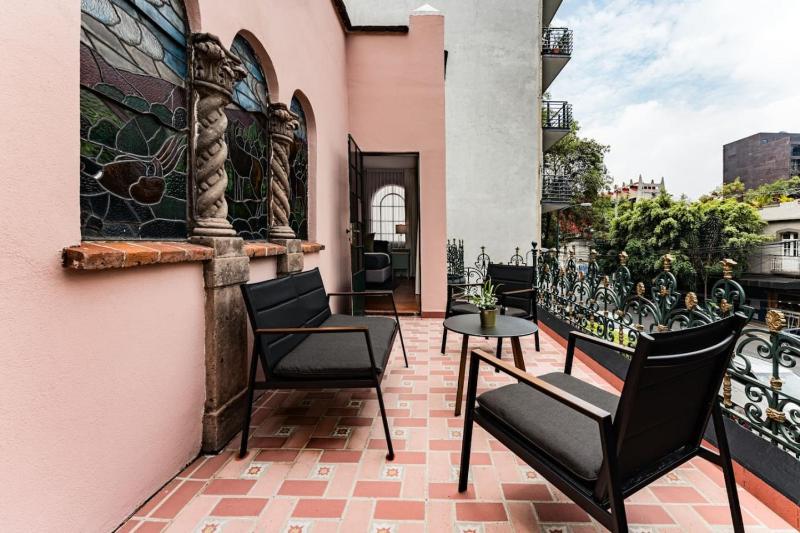 Artistic Haven in Roma Norte with Outdoor Dining - image 9