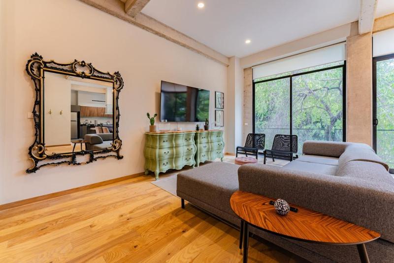Stylish Haven w/ Balcony Steps to Jazz Bar & Cafes - image 21