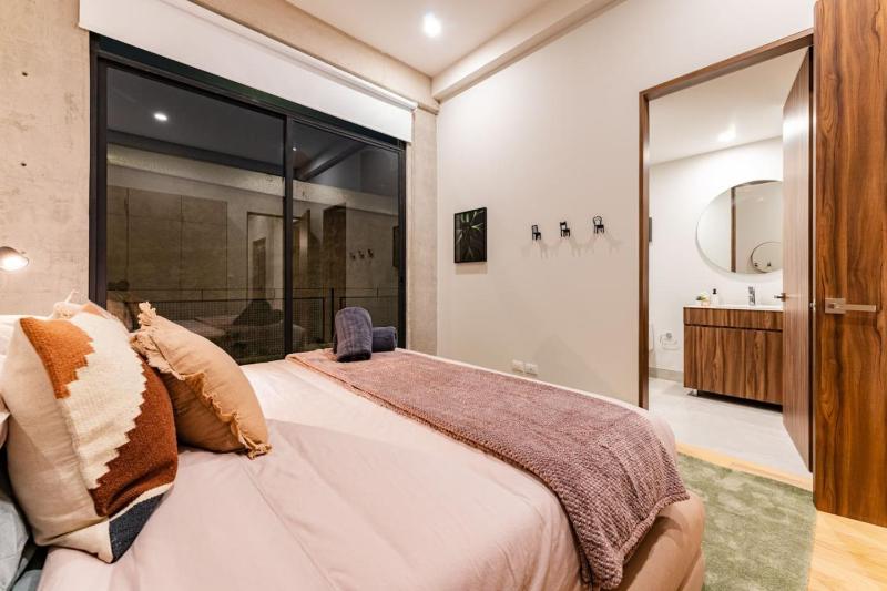Stylish Haven w/ Balcony Steps to Jazz Bar & Cafes - image 36