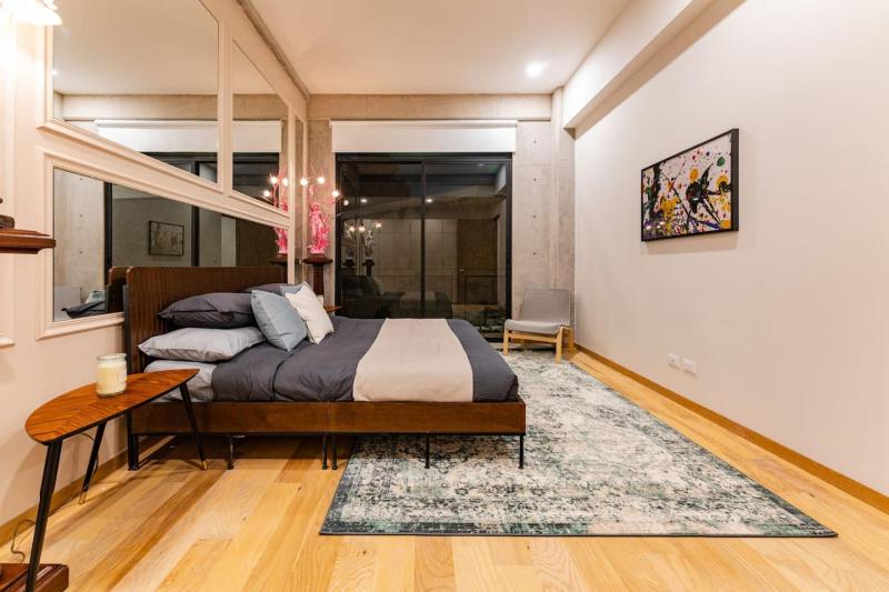 Stylish Haven w/ Balcony Steps to Jazz Bar & Cafes - image 34