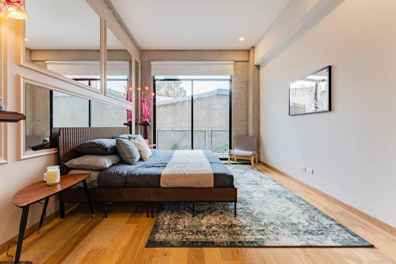Stylish Haven w/ Balcony Steps to Jazz Bar & Cafes - image 31