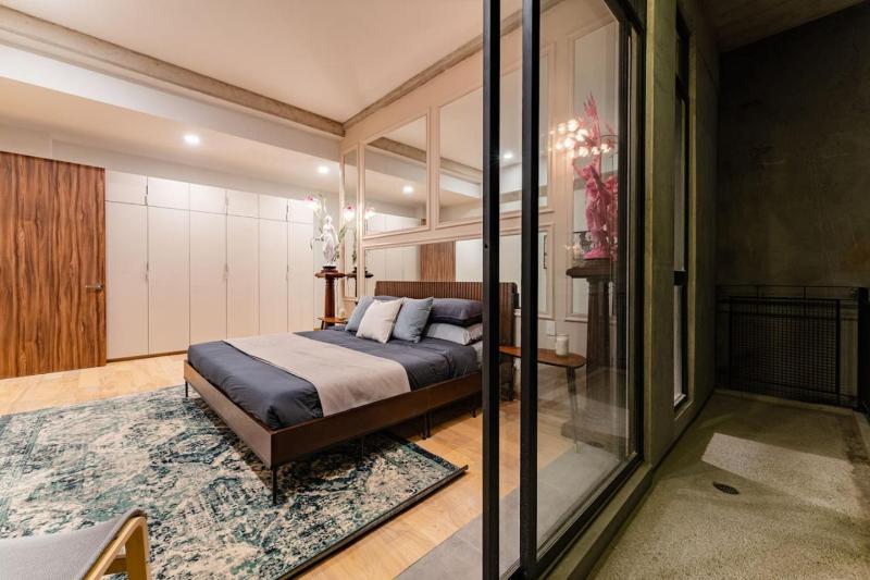 Stylish Haven w/ Balcony Steps to Jazz Bar & Cafes - image 40
