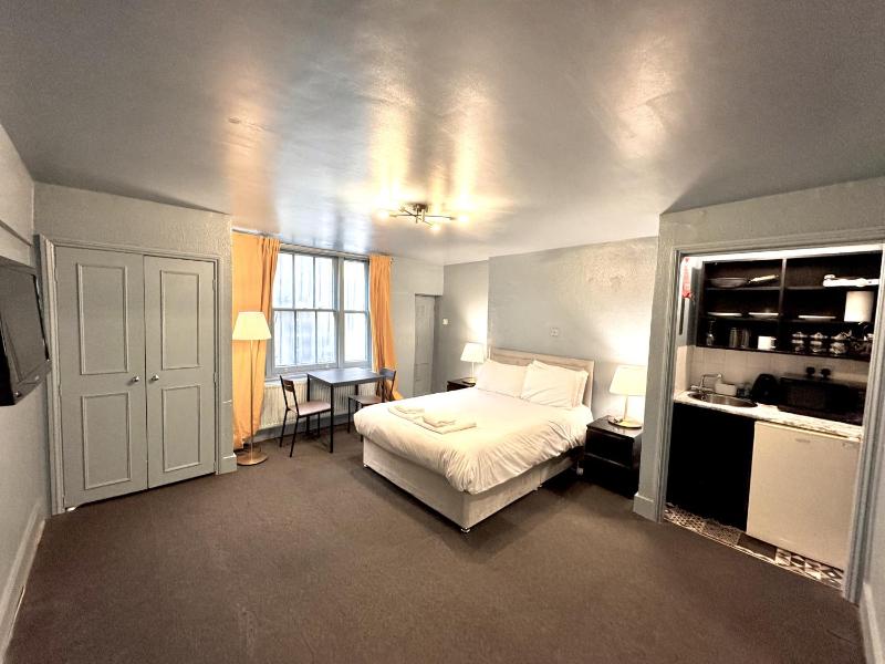 Small Double Room image 4