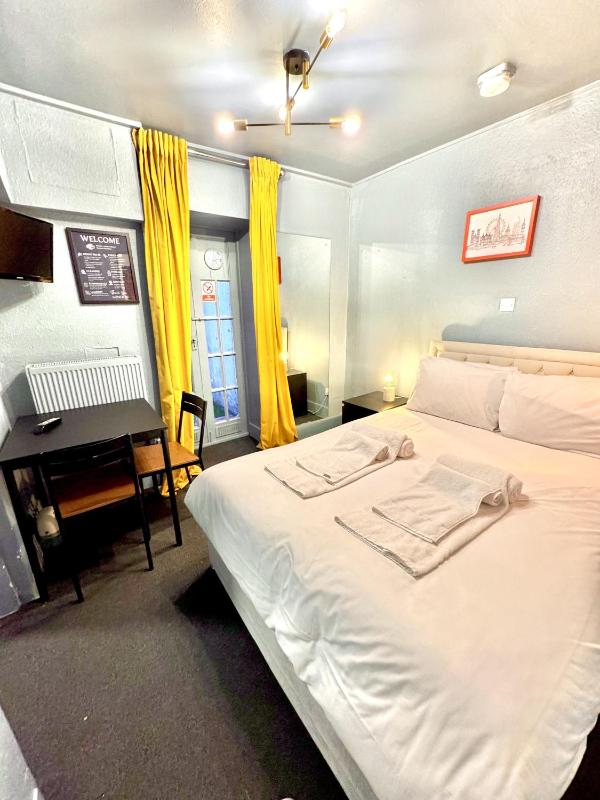 Small Double Room image 3