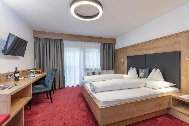 Double Room image 3
