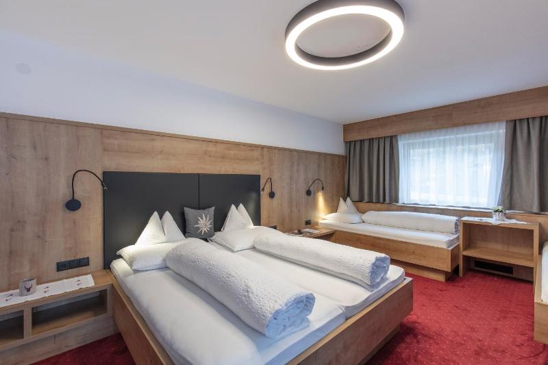 Triple Room with 1 Extra Bed image 1