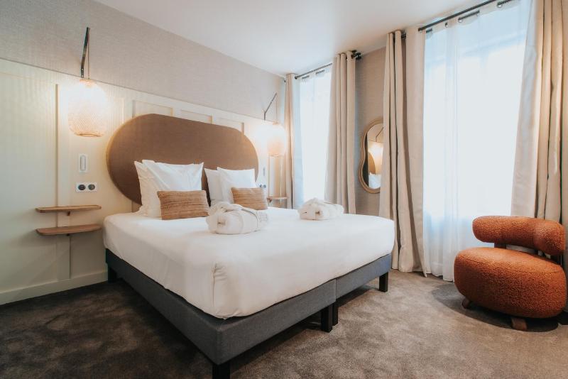 Deluxe Room image 3