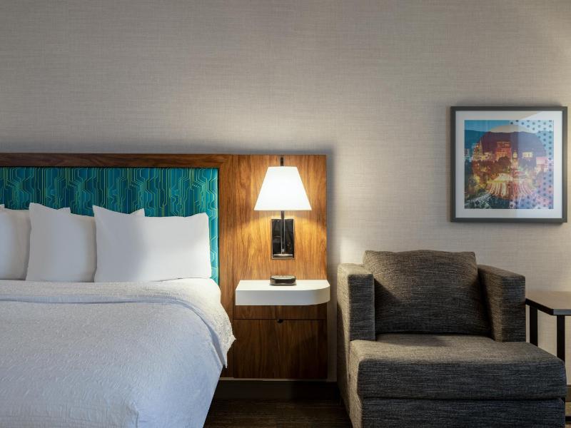 King Room with King Bed - Non-Smoking image 2