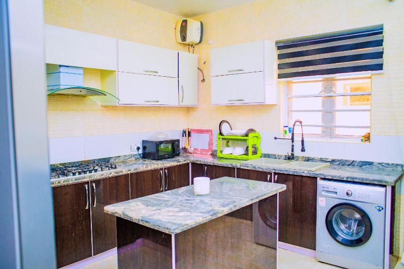 Dej's Luxury Apartment House 1 - image 4