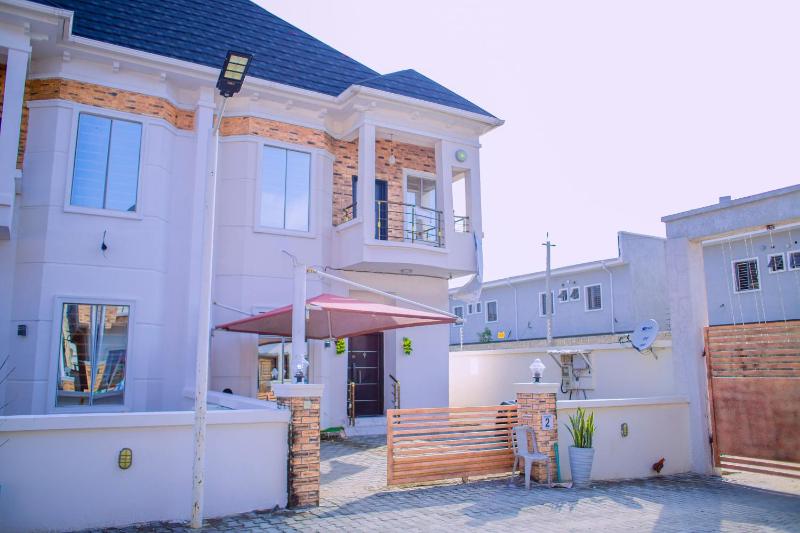 Dej's Luxury Apartment House - image 8