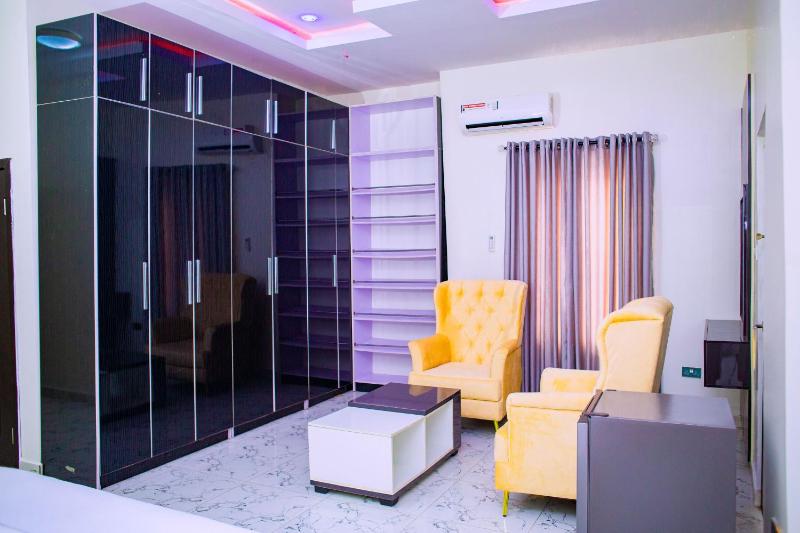 Dej's Luxury Apartment House - image 13