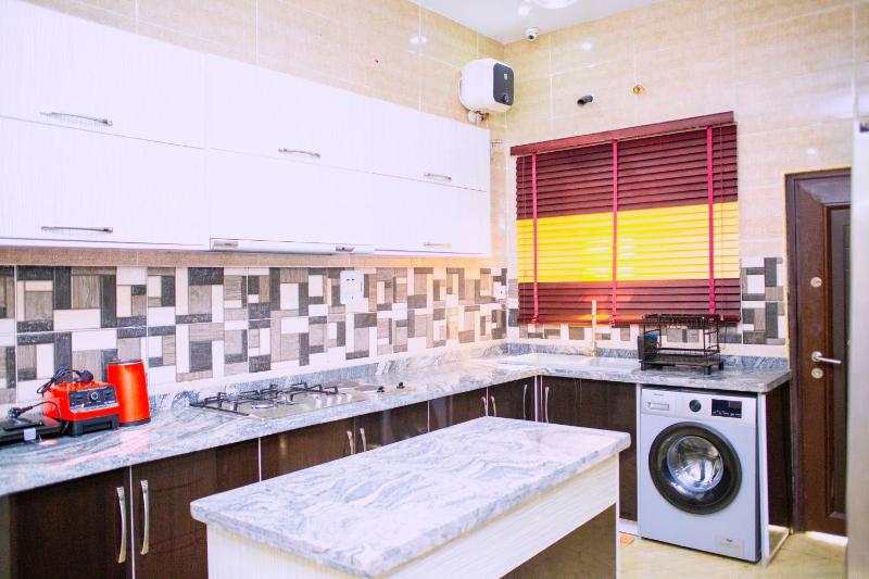 Dej's Luxury Apartment House - image 11