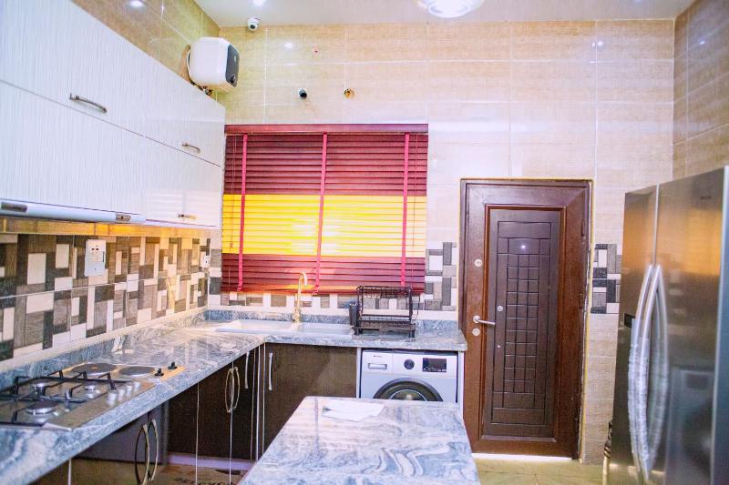 Dej's Luxury Apartment House - image 12