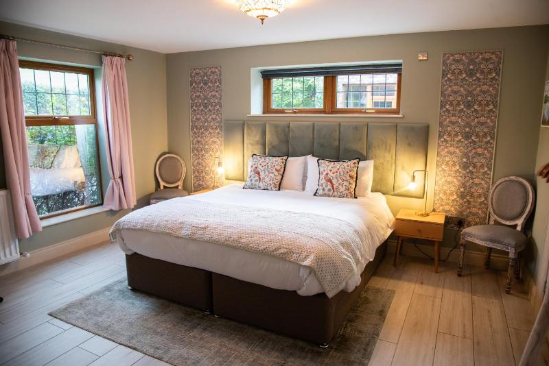Deluxe King Room image 1