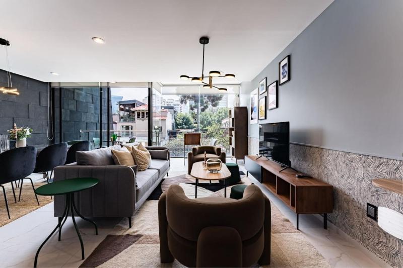 Stylish Polanco Stay Best for Groups w/ Workspace - image 25