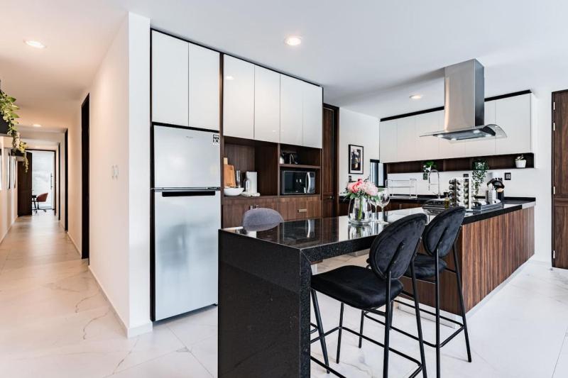 Stylish Polanco Stay Best for Groups w/ Workspace - image 17