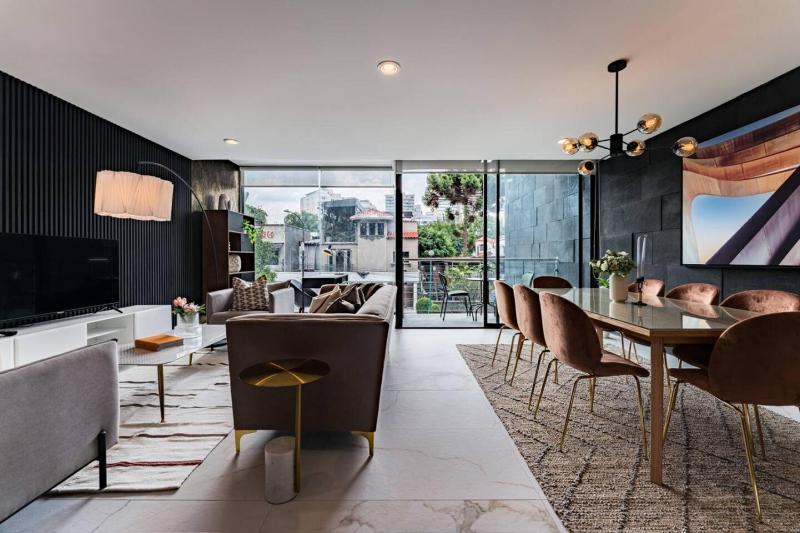 Urban Elegance Apartment with Balcony Views - image 18