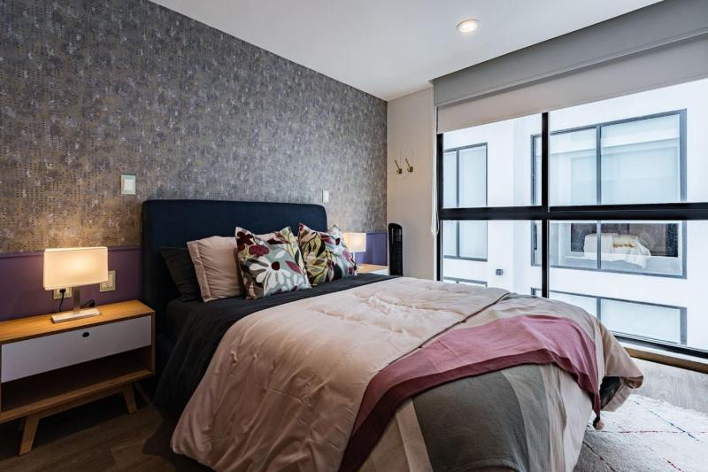 Stylish Polanco Stay Best for Groups w/ Workspace - image 9