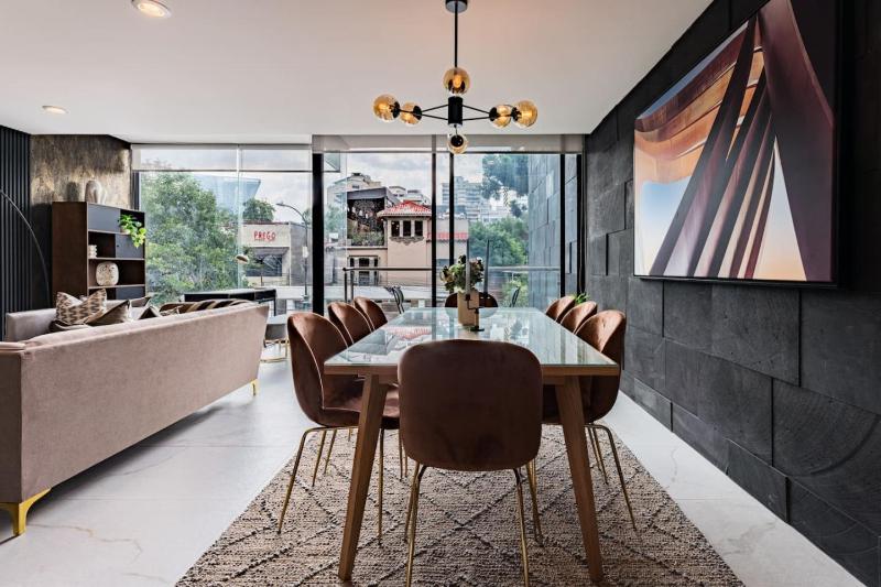 Urban Elegance Apartment with Balcony Views - image 8