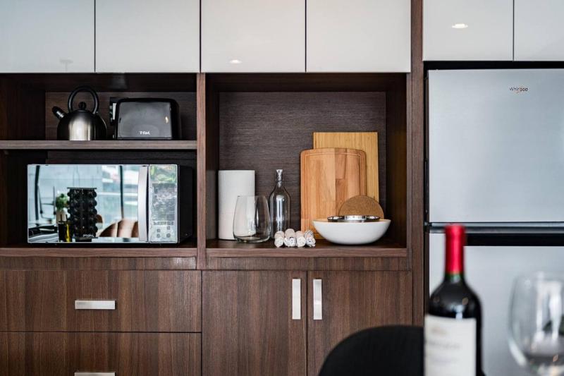 Urban Elegance Apartment with Balcony Views - image 16