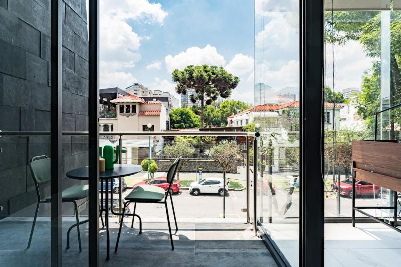 Stylish Polanco Stay Best for Groups w/ Workspace - image 4