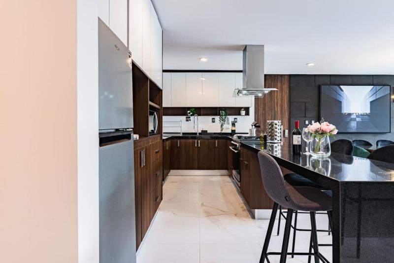 Stylish Polanco Stay Best for Groups w/ Workspace - image 26