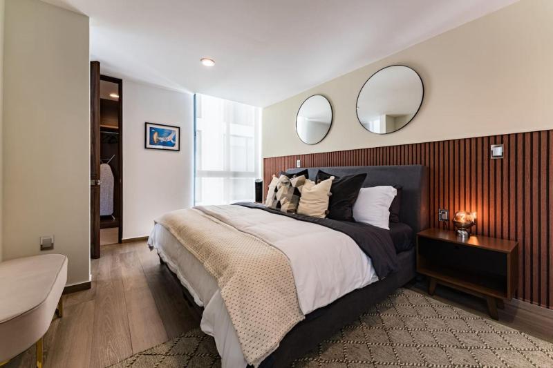 Stylish Polanco Stay Best for Groups w/ Workspace - image 23