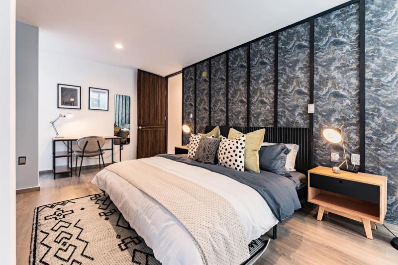 Urban Elegance Apartment with Balcony Views - image 2
