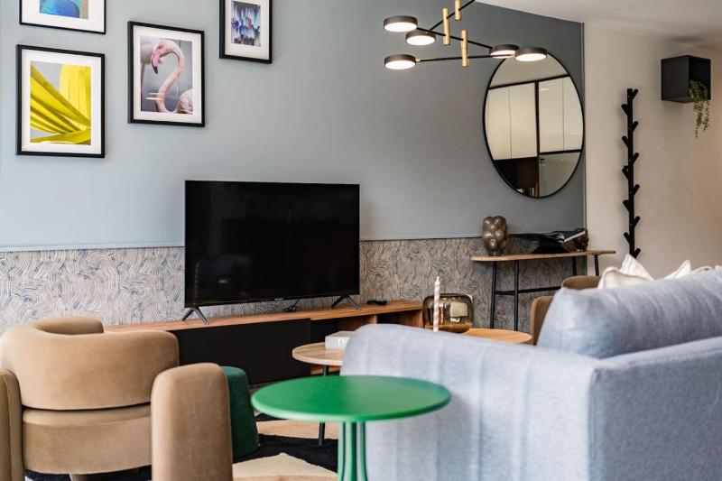 Stylish Polanco Stay Best for Groups w/ Workspace - image 22
