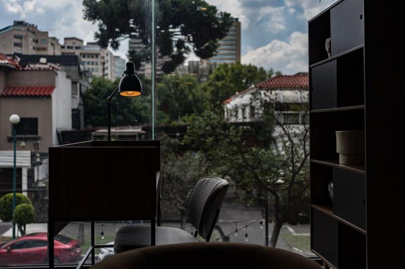 Stylish Polanco Stay Best for Groups w/ Workspace - image 14