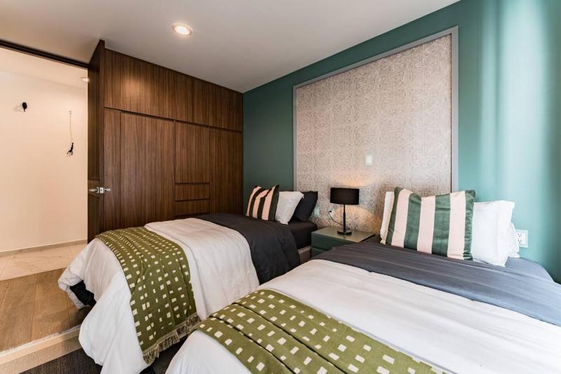Urban Elegance Apartment with Balcony Views - image 13