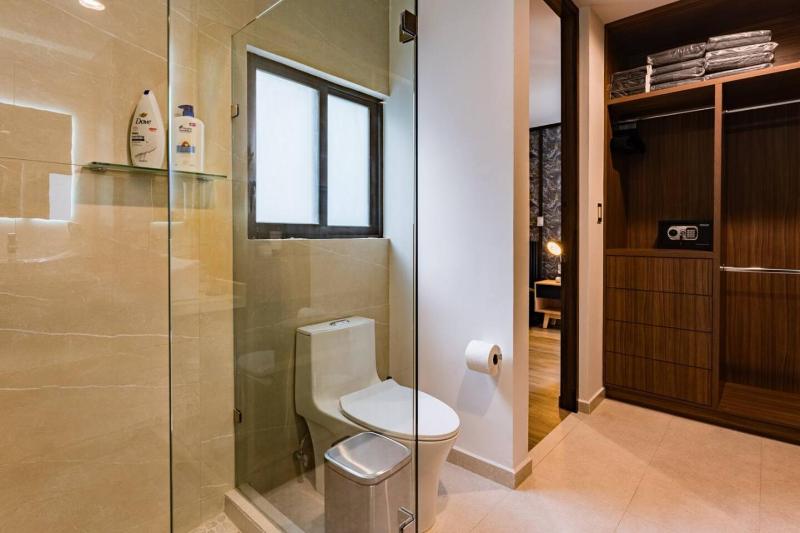 Urban Elegance Apartment with Balcony Views - image 24