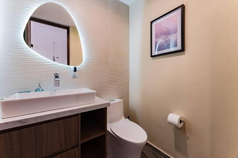 Urban Elegance Apartment with Balcony Views - image 9