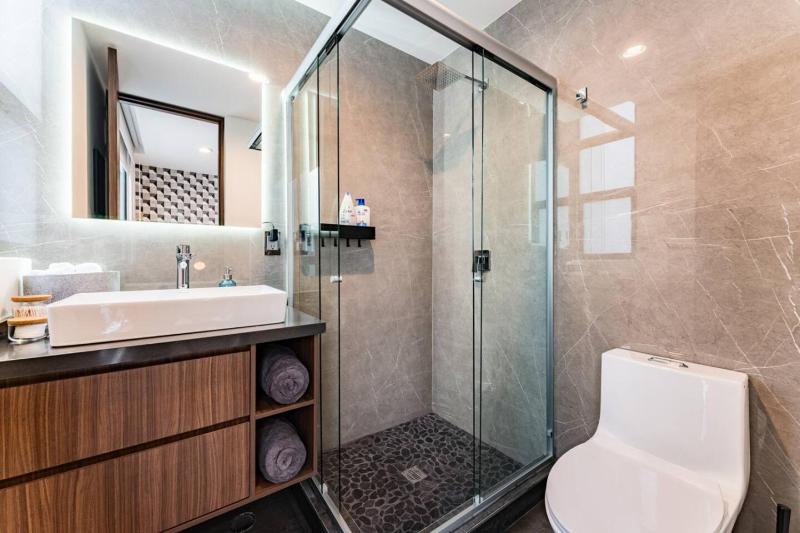 Urban Elegance Apartment with Balcony Views - image 14